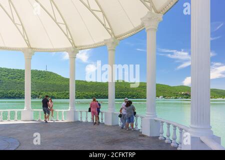 Russland, Region Krasnodar, Novorossijsk, Abrau-Durso Dorf - 12. Juni 2018: Urlauber am Ufer des malerischen Bergsees Abrau. Mus Stockfoto