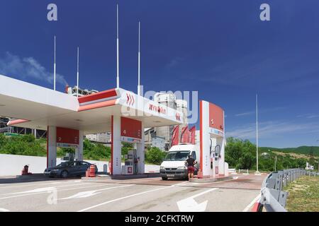 Russland, Region Krasnodar, Werchnebakansky Siedlung-12. Juni 2018: LUKOIL Gas Station auf der Bundesstraße A146 Stockfoto