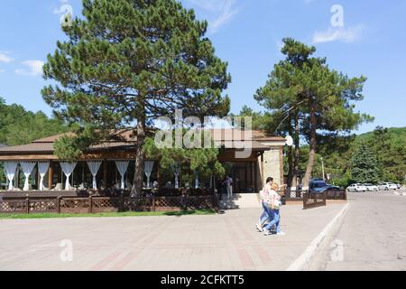 Russland, Region Krasnodar, Novorossijsk, Dorf Abrau-Dyurso-12. Juni 2018: Restaurant Terrasse de lago in der Straße Industrial, das Haus 18. Summe Stockfoto