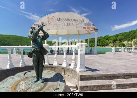 Russland, Region Krasnodar, Noworossijsk, Dorf Abrau-Durso - 12. Juni 2018: Skulptur des Helden Leonid Utesov aus dem Film "Lustige Jungs". Das insc Stockfoto