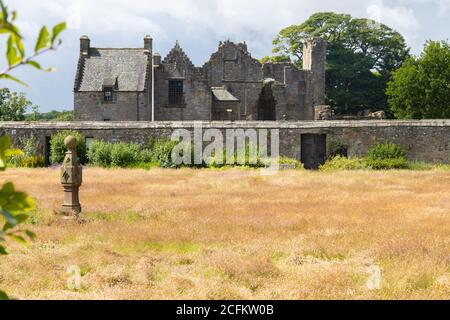 Der ummauerte Garten und die Überreste von Aberdour Castle in Aberdour Fife Schottland. Stockfoto