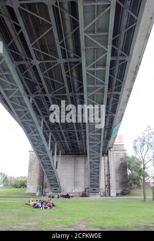 Große Brücke über einen breiten Fluss, Oktober Gemeinschaftsbrücke über den ob Fluss in Nowosibirsk, Sibirien, Russland. Ansicht von unten auf große Metallkonstruktionen. Stockfoto