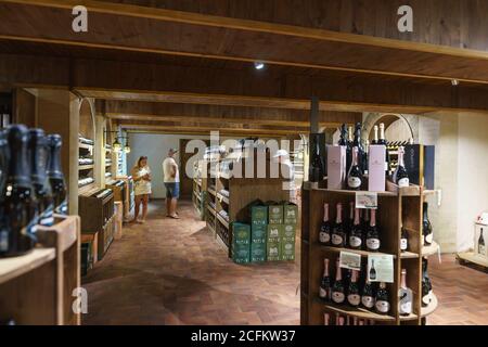 Russland, Region Krasnodar, Novorossijsk, Abrau-Durso Dorf - 12. Juni 2018: Touristen im Geschäft der Firma der Fabrik Grotte der Schaumweine ab Stockfoto