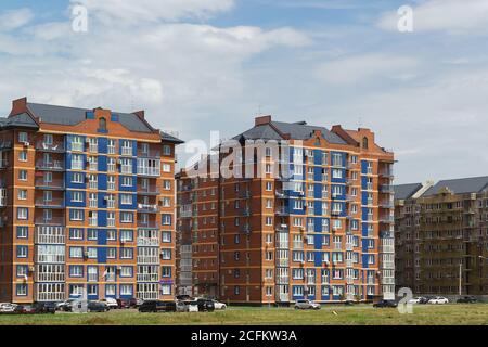 Russland, Krasnodar-22. Juli 2018: Neuer Bezirk der südlichen Stadt-Deutsches Dorf. Wohnkomplex Europa Stadt auf der Straße byzantinischen Stockfoto