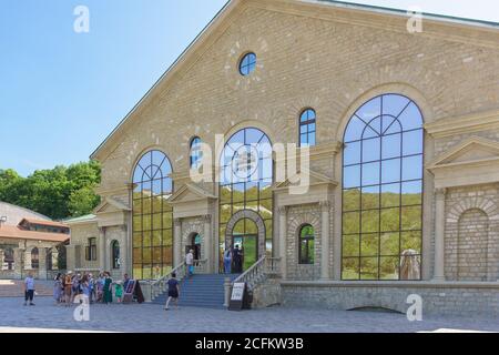 Russland, Region Krasnodar, Novorossijsk, Dorf Abrau-Dyurso-12. Juni 2018: Der Eingang zum Verwaltungsgebäude Zentrum der Turisme Wein Abra Stockfoto
