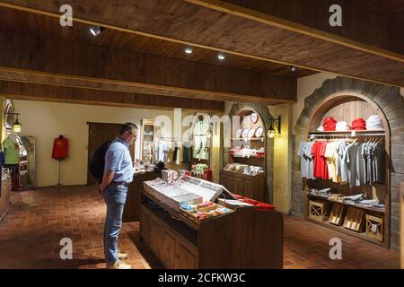 Russland, Region Krasnodar, Novorossijsk, Abrau-Durso Dorf - 12. Juni 2018: Touristen in der Firma Speicher der Fabrik der Schaumweine Grotto ab Stockfoto