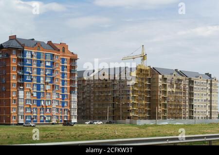 Russland, Krasnodar-22. Juli 2018: Neuer Bezirk der südlichen Stadt-Deutsches Dorf. Bereits bewohnt und nur im Bau Häuser in der Residenz Stockfoto