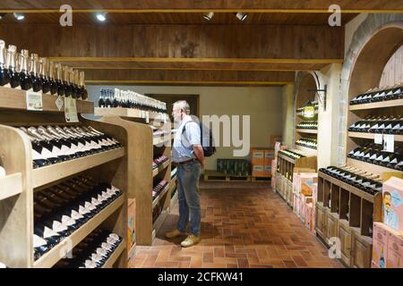 Russland, Region Krasnodar, Novorossijsk, Abrau-Durso Dorf - 12. Juni 2018: Tourist in der Firma speichern Grotto der Fabrik der Schaumweine Abr Stockfoto