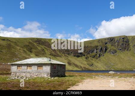 Die Berghütte, bothy, am Loch Wharral, in Glen Clova, Angus, Schottland. Stockfoto