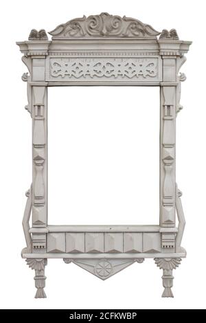 Elegante Fenster eines Holzhauses, schöne geschnitzte Verkleidungsbretter von handgefertigten Fenstern auf weißem Hintergrund. Russischer traditioneller nationaler Volksstil. Stockfoto