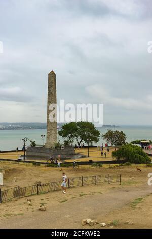 Kertsch, Russland-07. September 2018: Touristen in der Nähe des Obelisken der Herrlichkeit zu den Unsterblichen Helden auf dem Berg Mithridat, gewidmet allen Soldaten, die gestorben sind Stockfoto