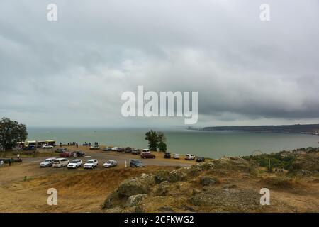 Kertsch, Krim, Russland-07. September 2018: Blick vom Mithrirat-Berg auf die eisfreie Kertsch-Bucht an einem regnerischen Herbsttag Stockfoto