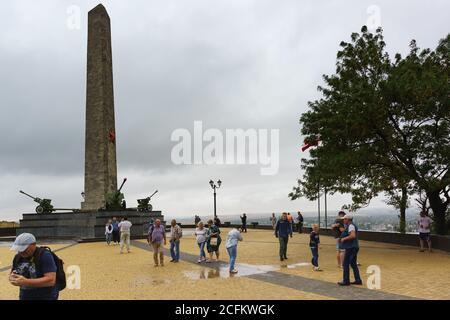 Kertsch, Russland-07. September 2018: Viele Touristen auf dem Berg Mithridat in der Nähe des Obelisken der Herrlichkeit der unsterblichen Helden, gewidmet allen Soldaten, die sterben Stockfoto