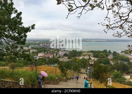 Kertsch, Krim, Russland-07. September 2018: Die Treppe von mithridat der Bergabfahrt zum Stadtdamm auf den regnerischen Herbsttag Stockfoto