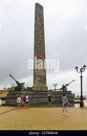 Kertsch, Krim, Russland-07. September 2018: Die Touristen in der Nähe des 24-Meter-dreiedrigen Obelisken des Ruhms den Unsterblichen Helden, gewidmet allen Soldaten, die Stockfoto