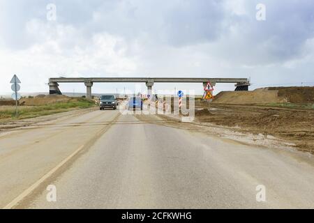 Tawrida Autobahn, Krim, Russland-07. September 2018: Bau einer mehrstufigen Straßenkreuzung an der Kreuzung der Straßen Stockfoto