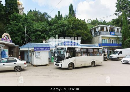 Alupka, Jalta, Krim, Russland-08. September 2018: Der vorbeifahrende Bus Jalta-Katsiveli ist an der Bushaltestelle Alupka. Die Inschrift in Russian Bus Ticket Stockfoto