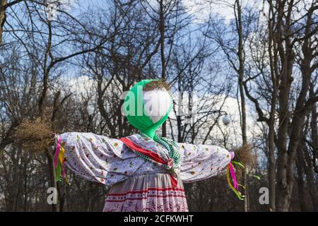 Russland, Krasnodar-26. Februar 2017: Traditionelle gefüllte Schrovetide von Stoff und Stroh im Stadtpark. Es ist Frühling Stockfoto