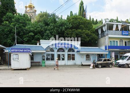 Alupka, Jalta, Krim, Russland-08. September 2018: Alte kleine Bushaltestelle Alupka Intercity-Busse. Die Inschrift in Russian Bus Ticket Office Stockfoto
