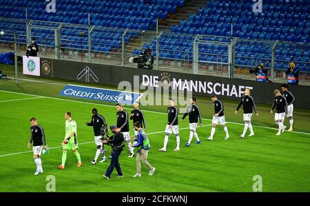 Basel, Schweiz. September 2020. Basel, Schweiz. September 2020. Ankunft der deutschen Mannschaft von links nach rechts Toni Kroos (Deutschland), Torwart Oliver Baumann (Deutschland), Antonio Rüdiger (Deutschland), Nico Schulz (Deutschland), Toni Kroos (Deutschland), Julian Draxler (Deutschland), Ilkay Guendogan (Deutschland), Robin Gosens (Deutschland), Matthias Ginter (Deutschland), Timo Werner (Deutschland), Leroy Sane (Deutschland). GES/Soccer/UEFA Nations League: Schweiz - Deutschland, 09/06/2020 GES/Soccer/UEFA Nations League: Schweiz vs Deutschland, Basel, 6. September 2020 zur weltweiten Nutzung Credit: dpa/Alamy Live News Credit: dpa pictur Stockfoto