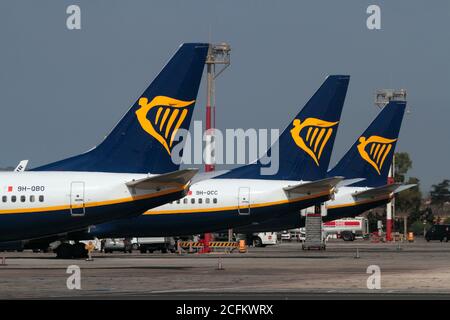 Ryanair Boeing 737-800 Passagierflugzeugen mit dem Logo der Low-Cost-Airline auf der Rampe am Malta International Airport Stockfoto