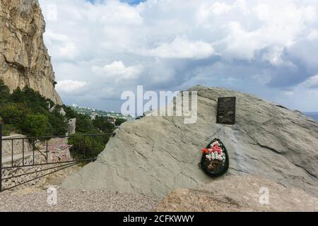 Simeiz, Krim, Russland - 09. September 2018: Stein mit einer Gedenktafel in russischer Sprache "in liebevoller Erinnerung an Lina Gavriel und Pavel aka Stockfoto