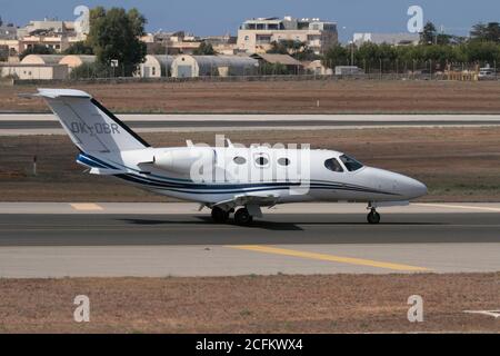 Cessna Citation Mustang Kleinbetrieb Jet Rollen bei der Ankunft in Malta. Seitenansicht. Stockfoto