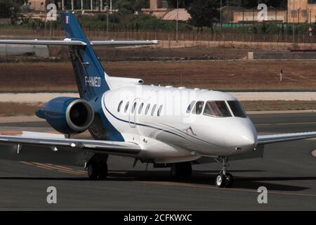 British Aerospace 125-1000 (Raytheon Hawker 1000) Business Jet bei der Ankunft in Malta. Nahaufnahme von vorne. VIP-Flugreisen. Stockfoto