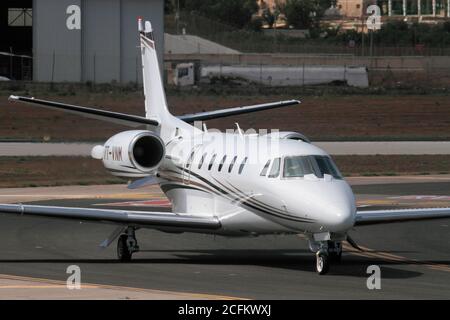 Cessna 560XL Citation XLS+ Privatjet bei Ankunft in Malta. Nahaufnahme der Vorderansicht. VIP-Flugreisen. Stockfoto