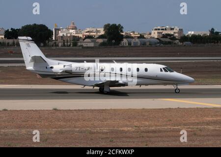 Cessna 560XL Citation XLS+ Privatjet rollt bei Ankunft in Malta. Executive-Flugreisen. Seitenansicht. Stockfoto