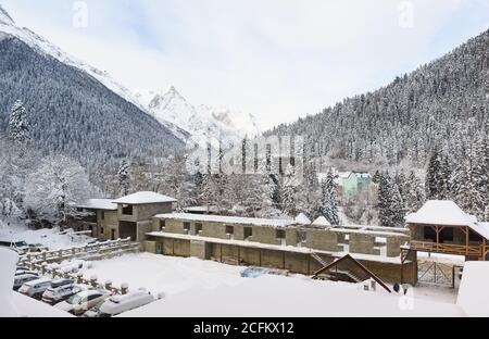 Dombay, Karatschai-Tscherkess Republik, Russland-15. Dezember 2018: Innenhof des Dombay Hotelkomplexes im Winter. Entlang des Zauns ist der Bau von Stockfoto