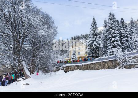 Dombai, Karatschai-Tscherkess Republik, Russland-15. Dezember 2018: Eine große Schlange von Skifahrern und Snowboardern, die auf der alten Einsitzbahn in der Nähe von Te landen Stockfoto