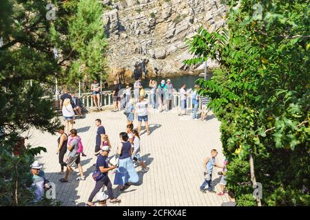 Russland, Krim, Jalta, Gaspra-10. September 2018: Touristen auf der Aussichtsplattform in der Nähe der jahrhundertealten gotischen Burg Schwalbennest auf der südlichen c Stockfoto