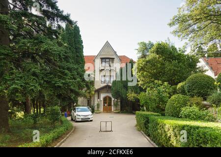 Gaspra, Jalta, Krim, Russland-10. September 2018: Eingang zum Palast Haraks-Herrenhaus mit Parkgelände. Attraktion auf dem Territorium des Sanators Stockfoto