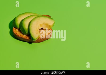 Köstliche gesunde Brot Toast mit frisch geschnittenen Avocado platziert auf Hellgrüner Hintergrund Stockfoto