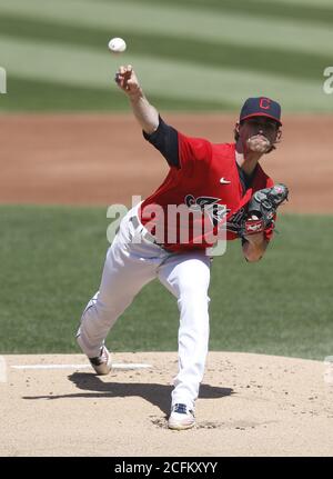 Cleveland, Usa. September 2020. Cleveland Indians Shane Bieber (57) pitches während der ersten Inning gegen die Milwaukee Brewers auf Progressive Field in Cleveland, Ohio am Sonntag, 6. September 2020. Foto von Aaron Josefczyk/UPI Credit: UPI/Alamy Live News Stockfoto