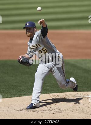 Cleveland, Usa. September 2020. Milwaukee Brewers Brett Anderson (25) pitches in der ersten Inning gegen die Cleveland Indians im Progressive Field in Cleveland, Ohio am Sonntag, 6. September 2020. Foto von Aaron Josefczyk/UPI Credit: UPI/Alamy Live News Stockfoto