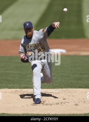 Cleveland, Usa. September 2020. Milwaukee Brewers Brett Anderson (25) pitches in der ersten Inning gegen die Cleveland Indians im Progressive Field in Cleveland, Ohio am Sonntag, 6. September 2020. Foto von Aaron Josefczyk/UPI Credit: UPI/Alamy Live News Stockfoto