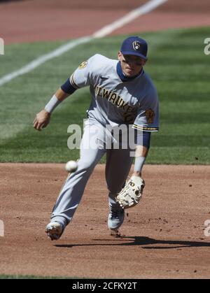 Cleveland, Usa. September 2020. Milwaukee Brewers Dritter Baseman Luis Urías (2) Feld einen Ball in der ersten Inning gegen die Cleveland Indians auf Progressive Field in Cleveland, Ohio am Sonntag, 6. September 2020. Foto von Aaron Josefczyk/UPI Credit: UPI/Alamy Live News Stockfoto