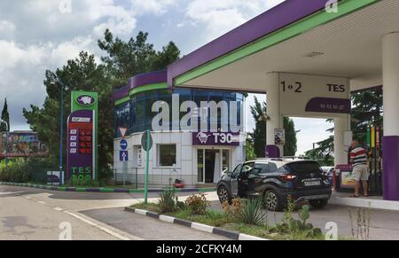 Jalta, Krim, Russland - 15. September 2018: TES Tankstelle mit einem unverwechselbaren Elefantenlogo. Die Südküste Autobahn Stockfoto