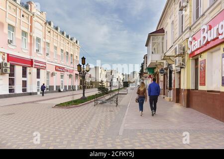 Feodosia, Krim, Russland - 08. März 2019: Menschen auf der Fußgängerzone Zemskaya. Frühlingstag in der Resortstadt Stockfoto