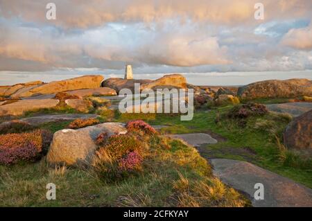 Sonnenuntergang am Stanage Edge, an der Grenze von Derbyshire und South Yorkshire, in der Nähe von Sheffield. Peak District National Park, England, Großbritannien Stockfoto