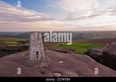 Sonnenuntergang am Stanage Edge, an der Grenze von Derbyshire und South Yorkshire, in der Nähe von Sheffield. Peak District National Park, England, Großbritannien Stockfoto