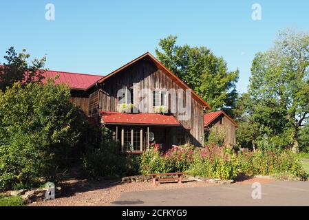 Das alte Landhaus liegt abgelegen im Wald. Stockfoto