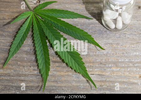 Cannabisblatt und Drogen auf Holzhintergrund Stockfoto