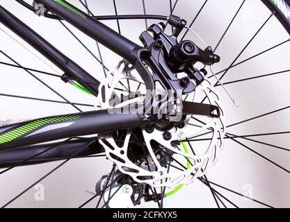 Fahrradrad: Nahaufnahme Scheibenbremsen, Speichen. Radfahren, Fahrrad Reparatur Bremse . Stockfoto