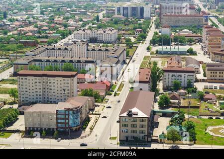 Grosny, Tschetschenische Republik, Russland - 02. Juni 2019: Wohn-und Verwaltungsgebäude auf St. Petersburg Straße im Stadtzentrum Stockfoto