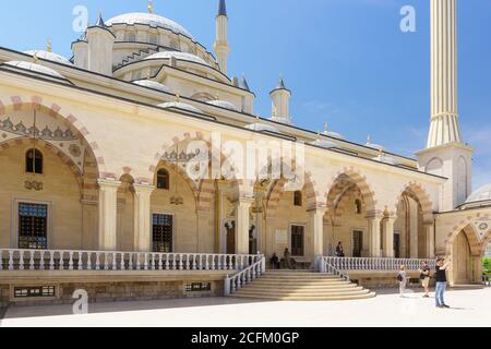 Grosny, Tschetschenische Republik, Russland - 02. Juni 2019: Eingang zum Akhmat Kadyrow Herz Tschetschenien Moschee in der Hauptstadt von Itschkeria aus dem Sommer g Stockfoto