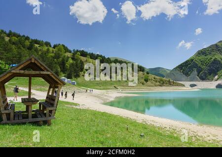 Botlikh Bezirk, Dagestan, Russland - 01. Juni 2019: Pavillons für Erholung und Touristen am Ufer des Sees Kezenoi am. Sonniger Tag im Frühsommer Stockfoto