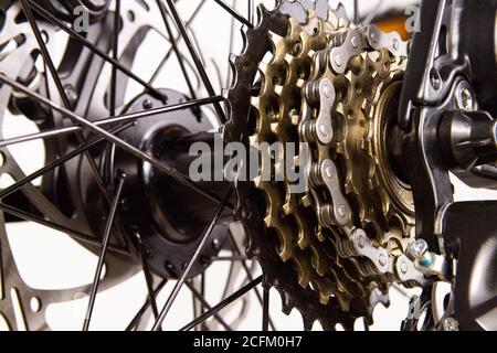 Radscheibenbremsen aus nächster Nähe, Speichen. Einstellung der Fahrradbremse Stockfoto